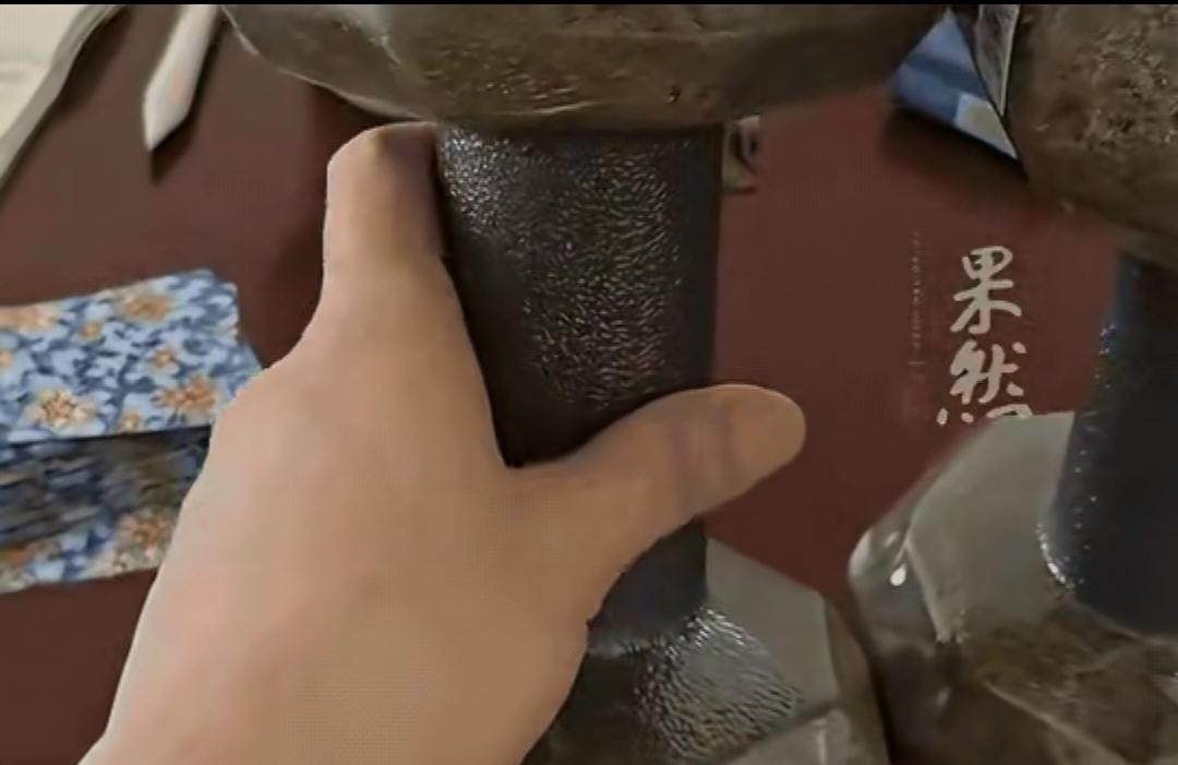 一家生产矿泉水的公司老板突发奇想，将矿泉水瓶子做成哑铃的形状，没想到火爆网络，年