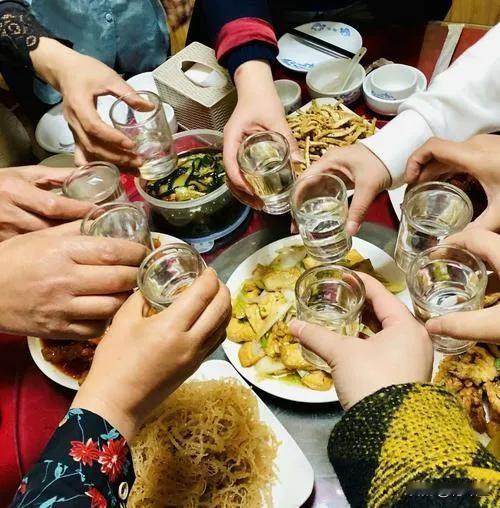 人呐？
   假如你是个有身份的人，你请客，让被请者点菜，他们说随意就好，问他们