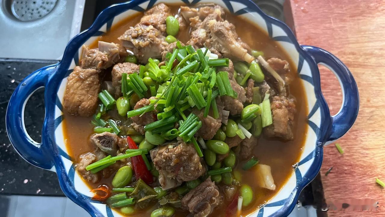 #秋日三餐打卡#
今天做了青豆烧排骨味道还可以，做饭对我来说真的不那么得心应手，