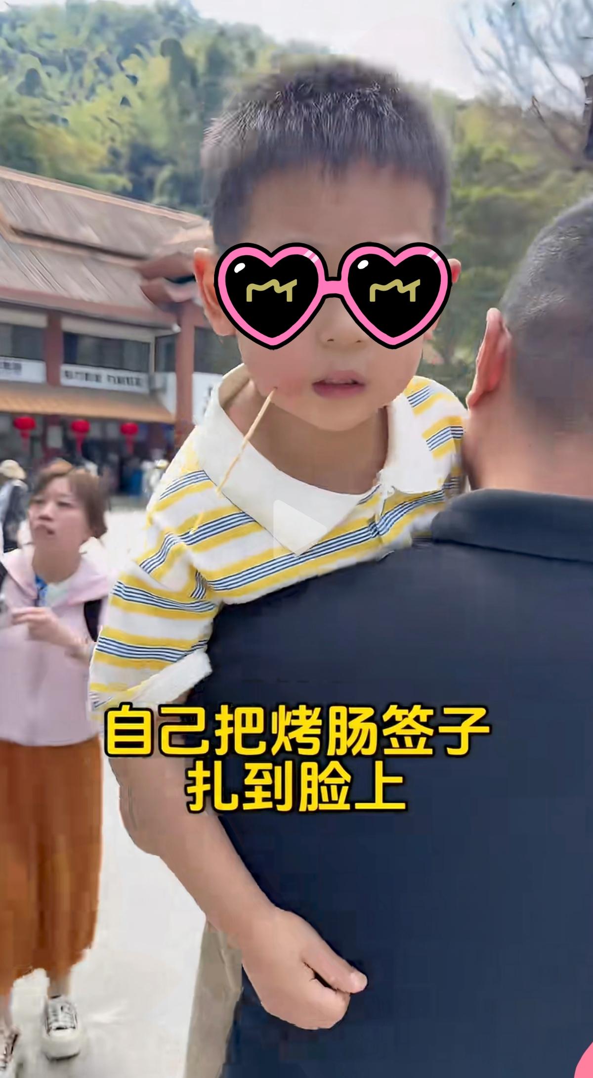 小朋友吃了烤肠惹的祸小孩吃烤肠 孩子安全无小事