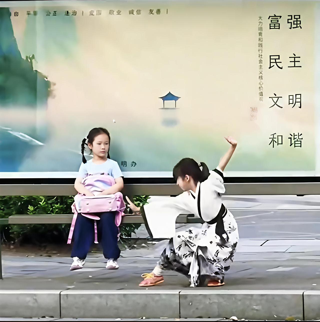 公交站台最治愈一幕！这就是中国少年的底气

最动人的国风画面，从来不用刻意营造。