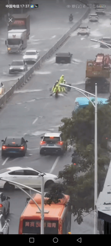 雨实在太大了，公路都可以划龙舟了。
