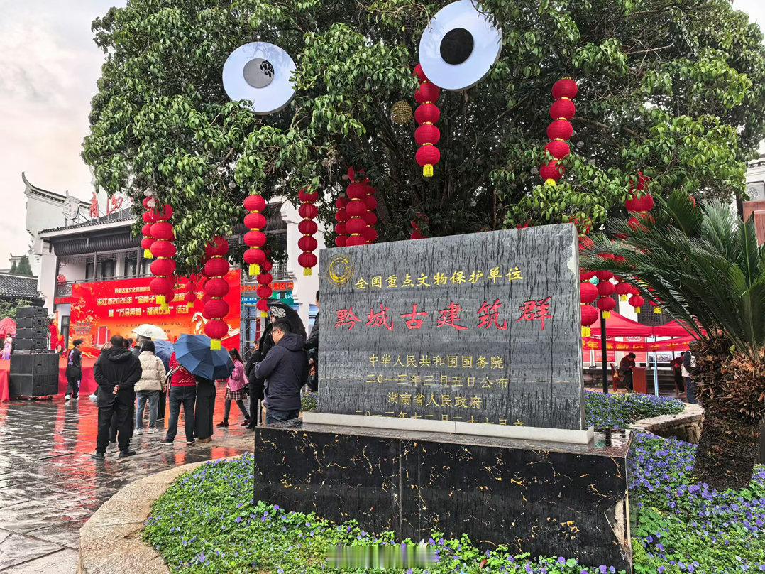 耀扬现身湖南黔阳古城暴躁主播和千年古城，居然毫无违和感。原来摔键盘的手也能轻轻翻