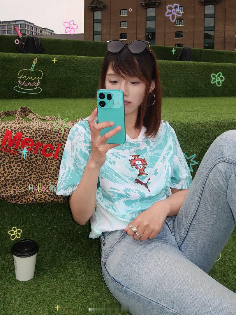 青书 当然是画青色眼影用青色手机再穿一件青色的球衣啦🌧️ 