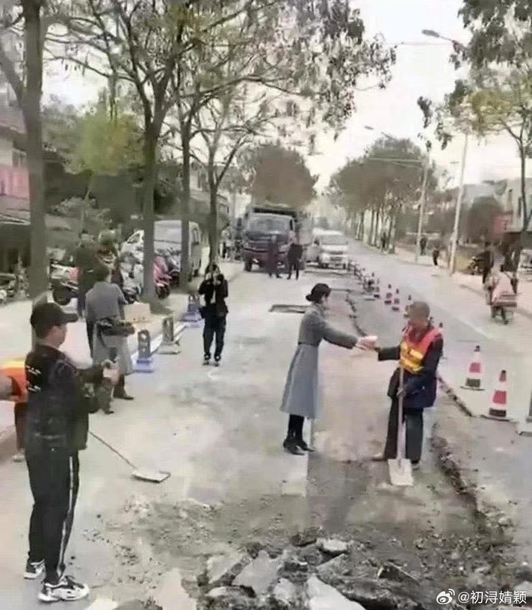 被第一张图感动，被第二张图恶心到了 ​​​