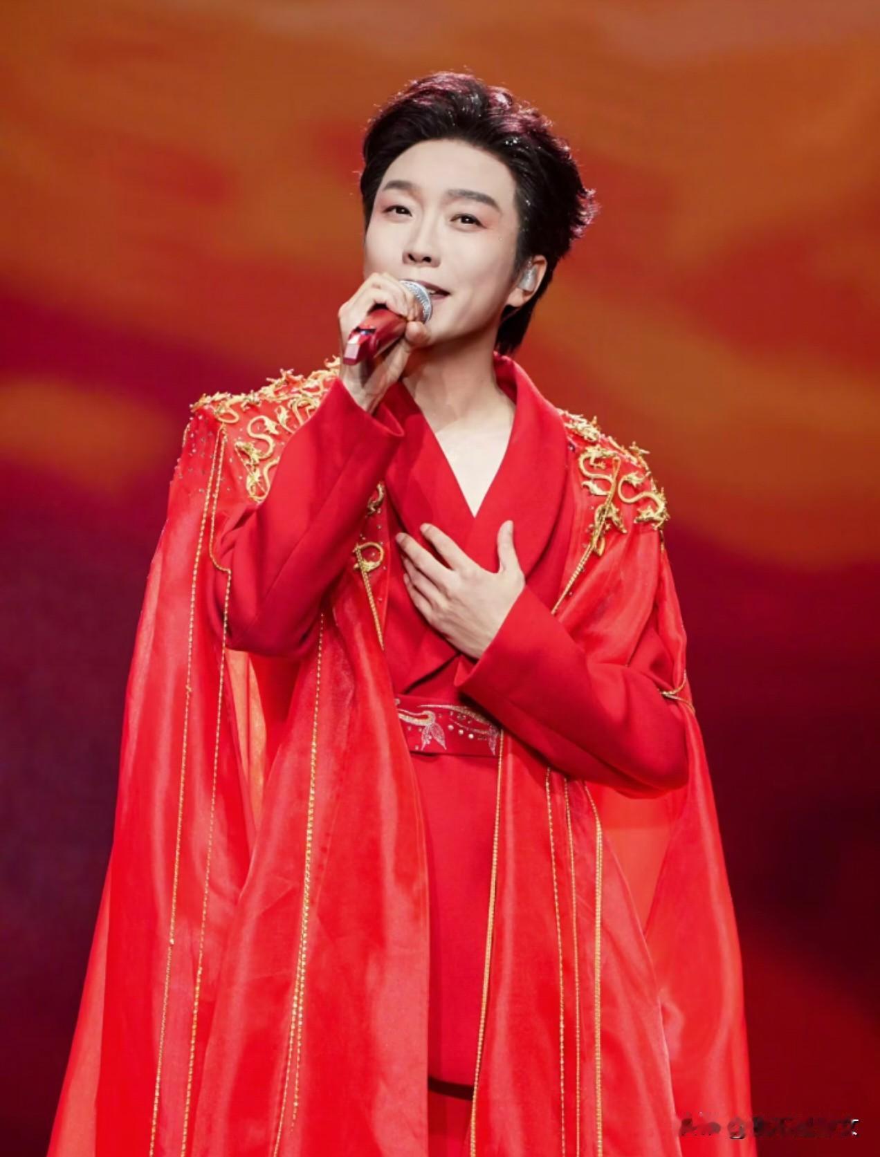 为什么48岁李玉刚要开演唱会？
原因很简单，
他不是为了捞钱，也不是为了博流量，