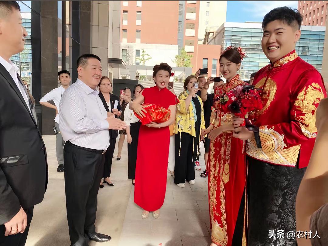 没想到闫学晶的儿子长得肥头大耳，娶了一个这么漂亮的媳妇。有网友调侃说如果闫学晶不