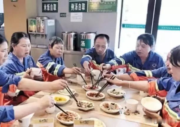 “免费的不要，必须收钱！”重庆一家餐馆给环卫工免费提供午餐，两荤两素，米饭不限量