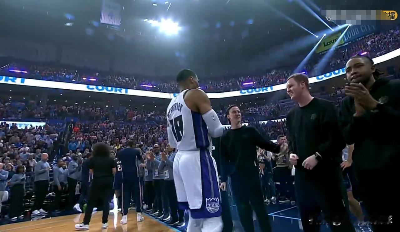 雷霆小将阿杰伊-米切尔真是太敬重威斯布鲁克了！在今天雷霆主场以113：99轻取国