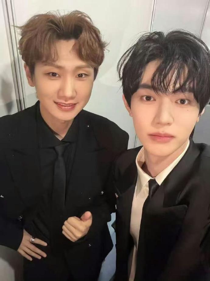 章昊和王一博程潇合照章昊和王一博程潇合影 王一博救场章昊在微博之夜后台，和汪苏泷