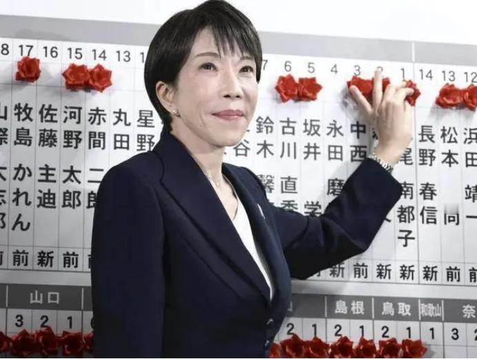 说来也奇怪，一向强硬甚至有些激进的日本政客，在日本国内反而越来越吃香。随着高市的