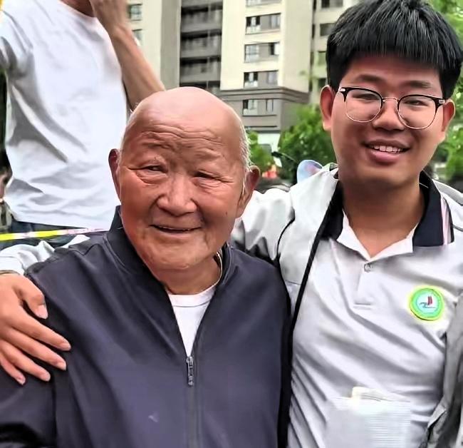 泪目！山东菏泽，77岁爷爷陪孙子高考，考完后，少年走出考场，一把搂住白发爷爷！谁