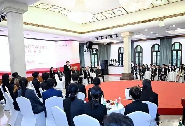 点赞马英九称深切期望两岸共同合作、避免战争

【环球网报道】
4月10日上午，国