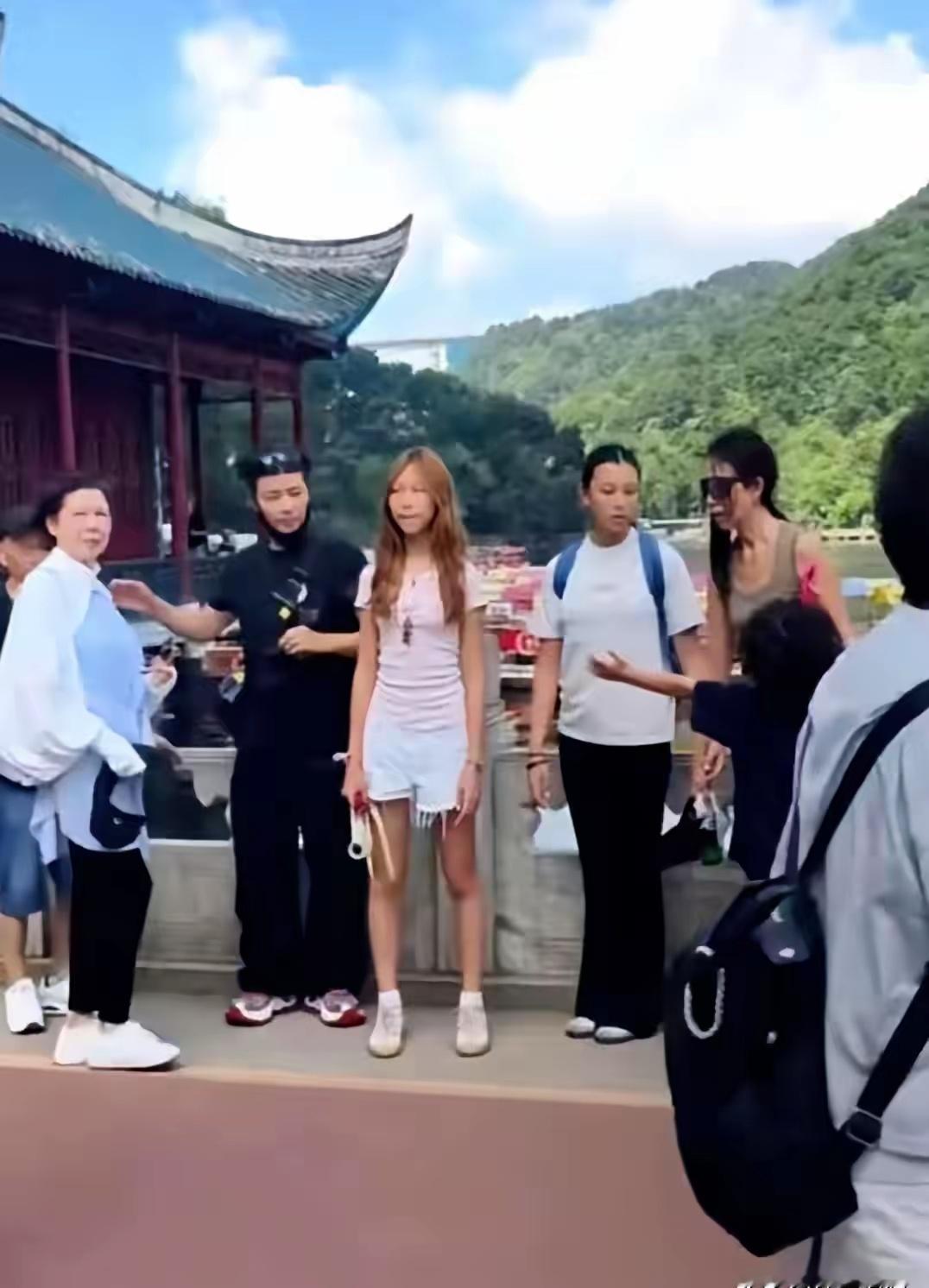 颜值这东西是真难评，蔡少芬女儿明明跟她就像一个模子里该出来的，就连笑起来都一样。