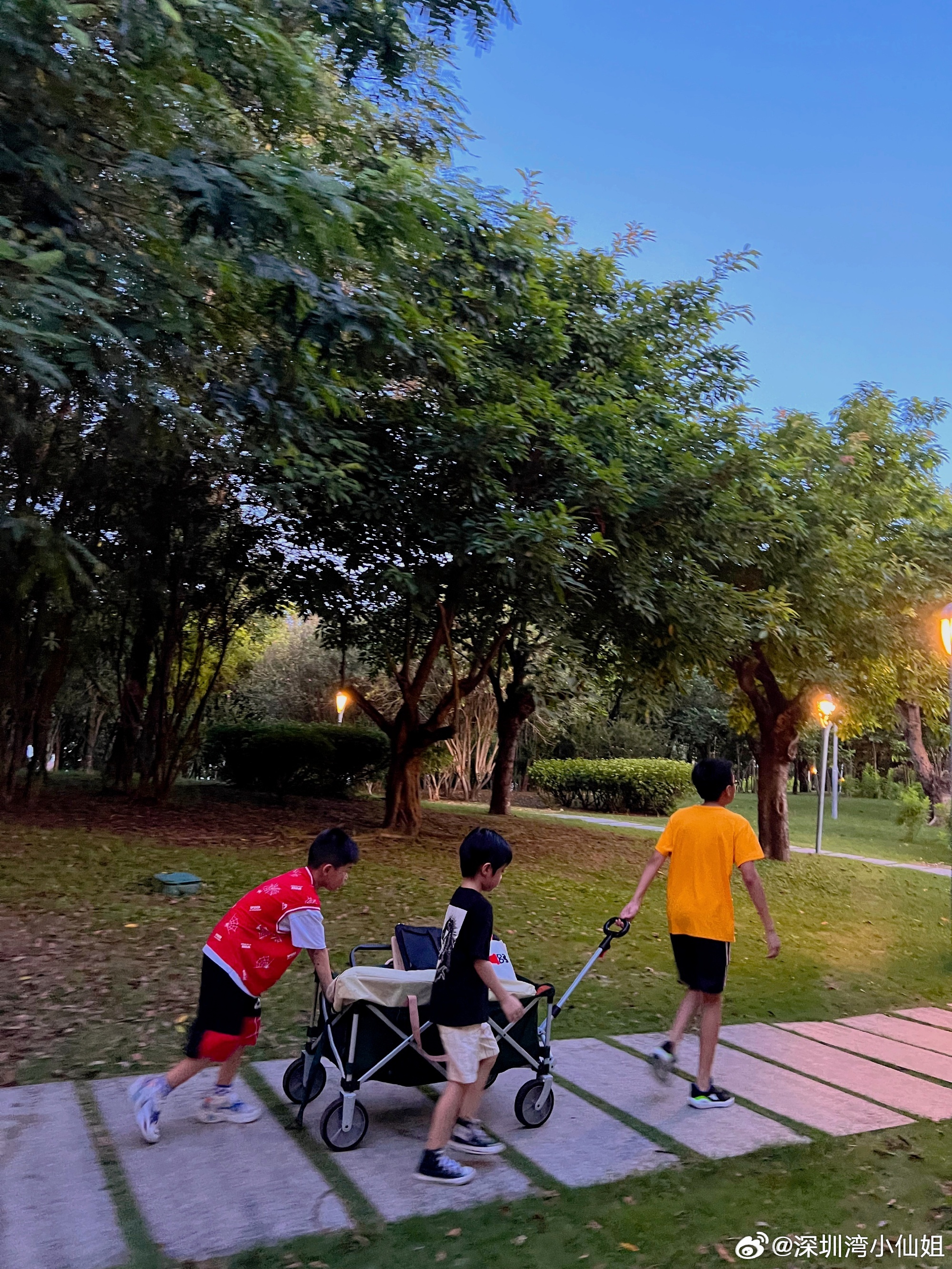 三年前的今天。深圳今年的雨水实在太多了。 