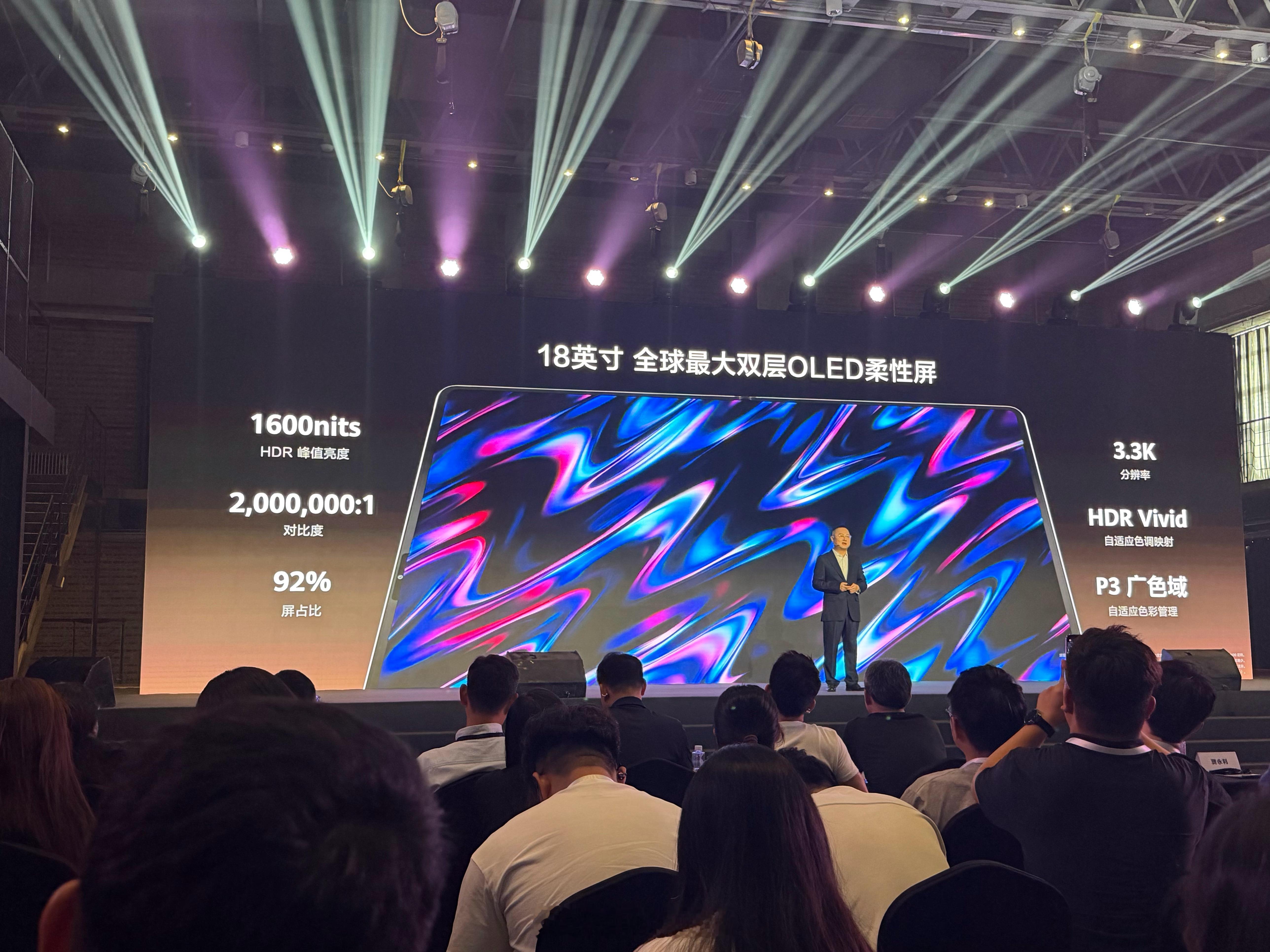 新款鸿蒙折叠电脑由于用了非牛顿流体复合UTG抗冲叠层，抗冲击、抗弯折能力大幅提升