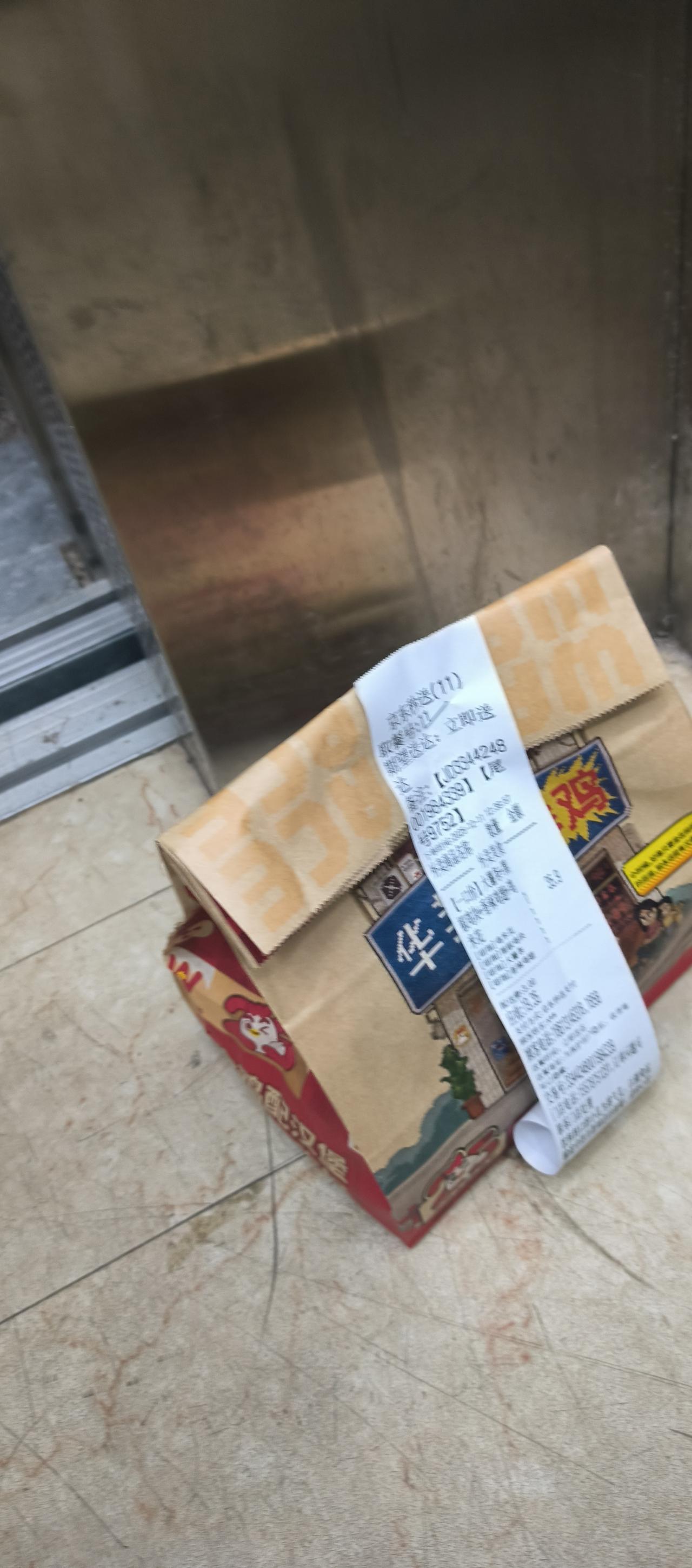 如今在电梯里，常常能见到楼上住户点的餐食。
这样一来，送餐人员无需亲自把餐送到用