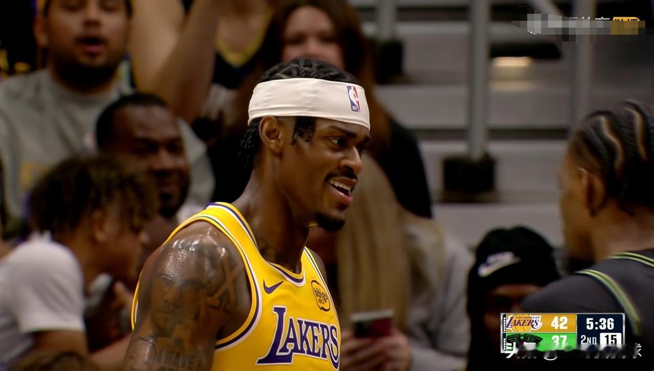 我一定要怒夸湖人大将范德比尔特！在今天进行的湖人和鹈鹕的比赛中，目前双方的上半场