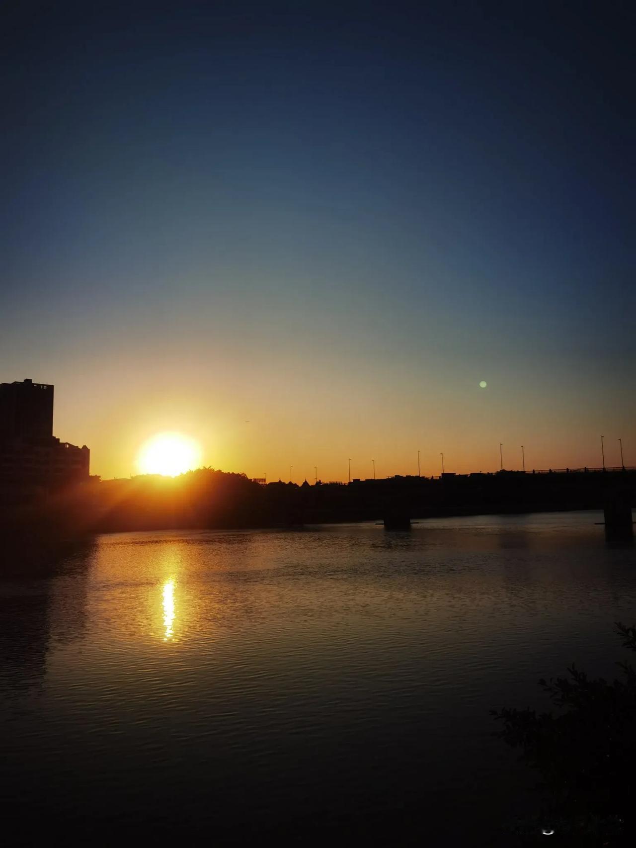 我拍到的落日瞬间江畔风景，离不开落日黄昏那一抹美，爱了爱了！夕阳西下，陶醉其中[