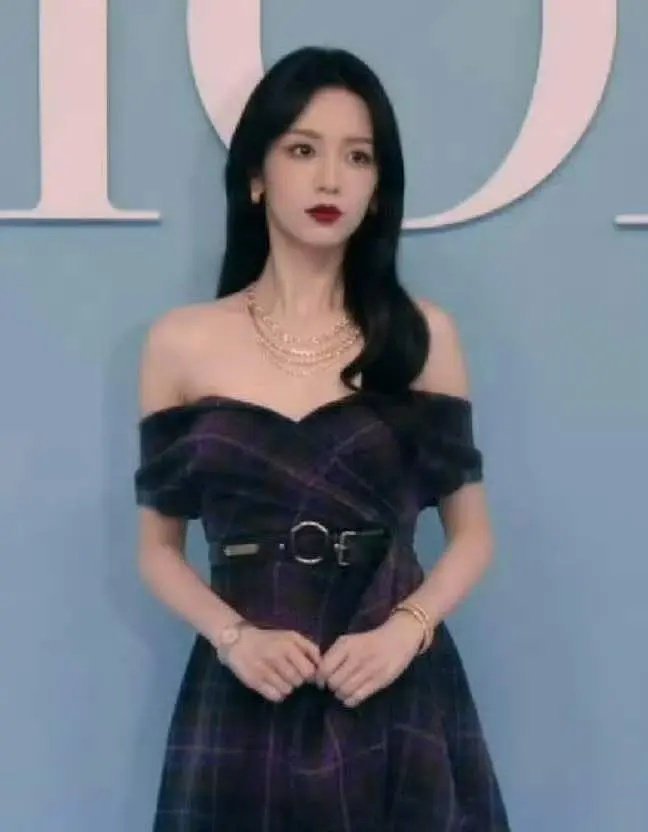 昨晚活动是不是周也秒了 果然还得年轻 ​​​