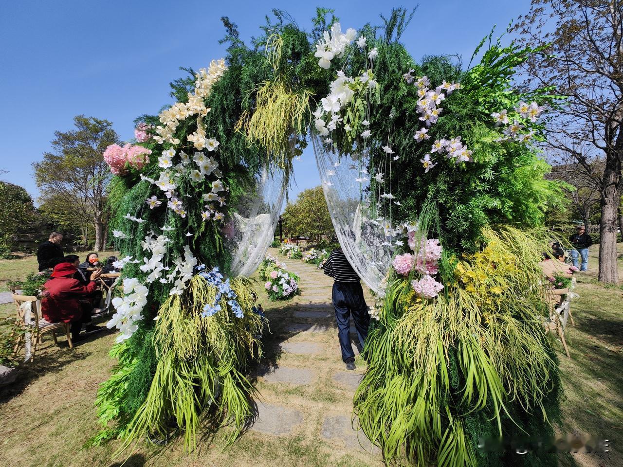 【枣庄的年轻人现在办户外婚礼的越来越多了】开元凤鸣山庄这个自然环境也是天然适合办