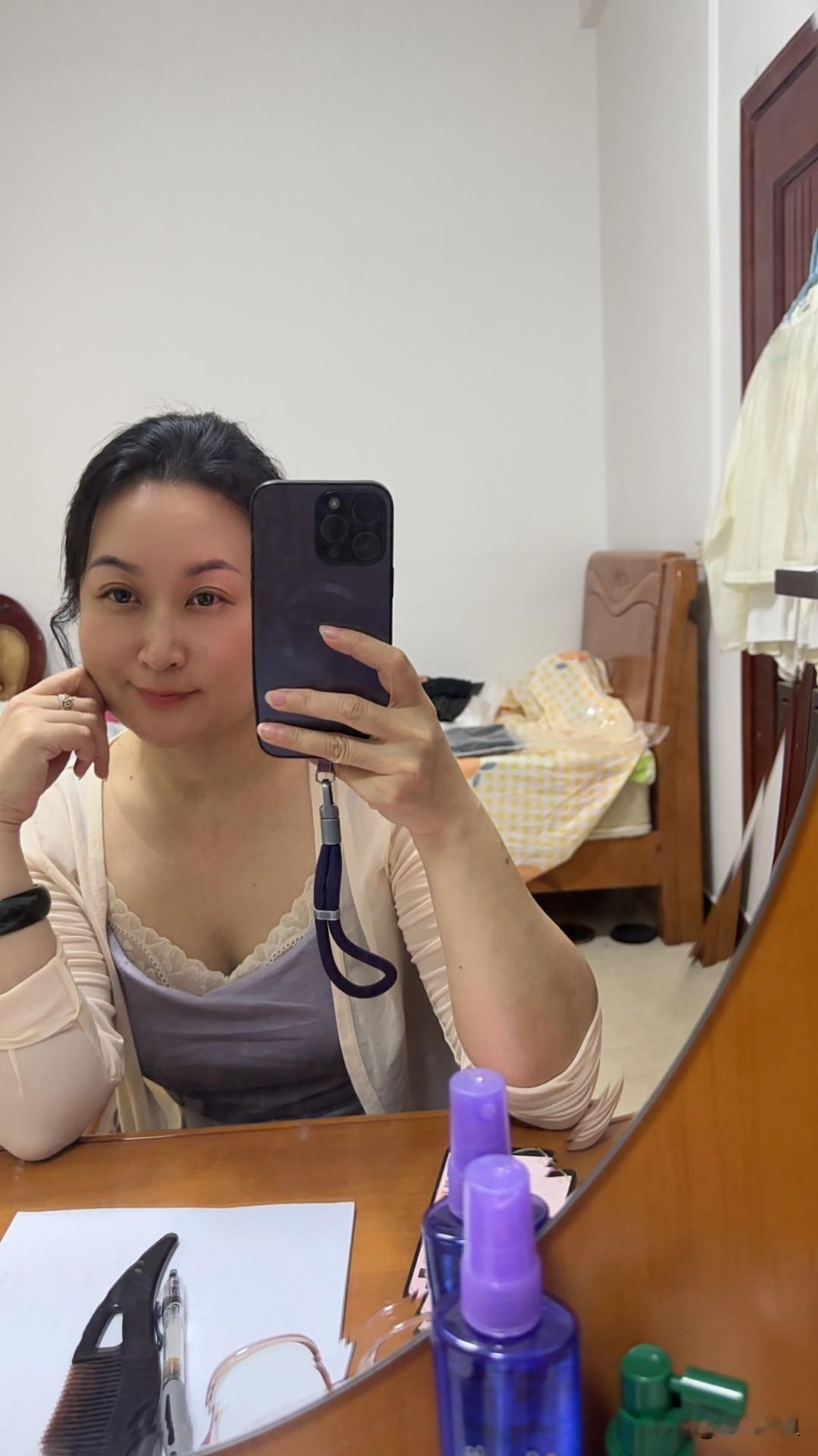 四十多岁可以当奶奶了吧？[笑哭][笑哭]

因为工作太忙，镜子都没有，好久没有照