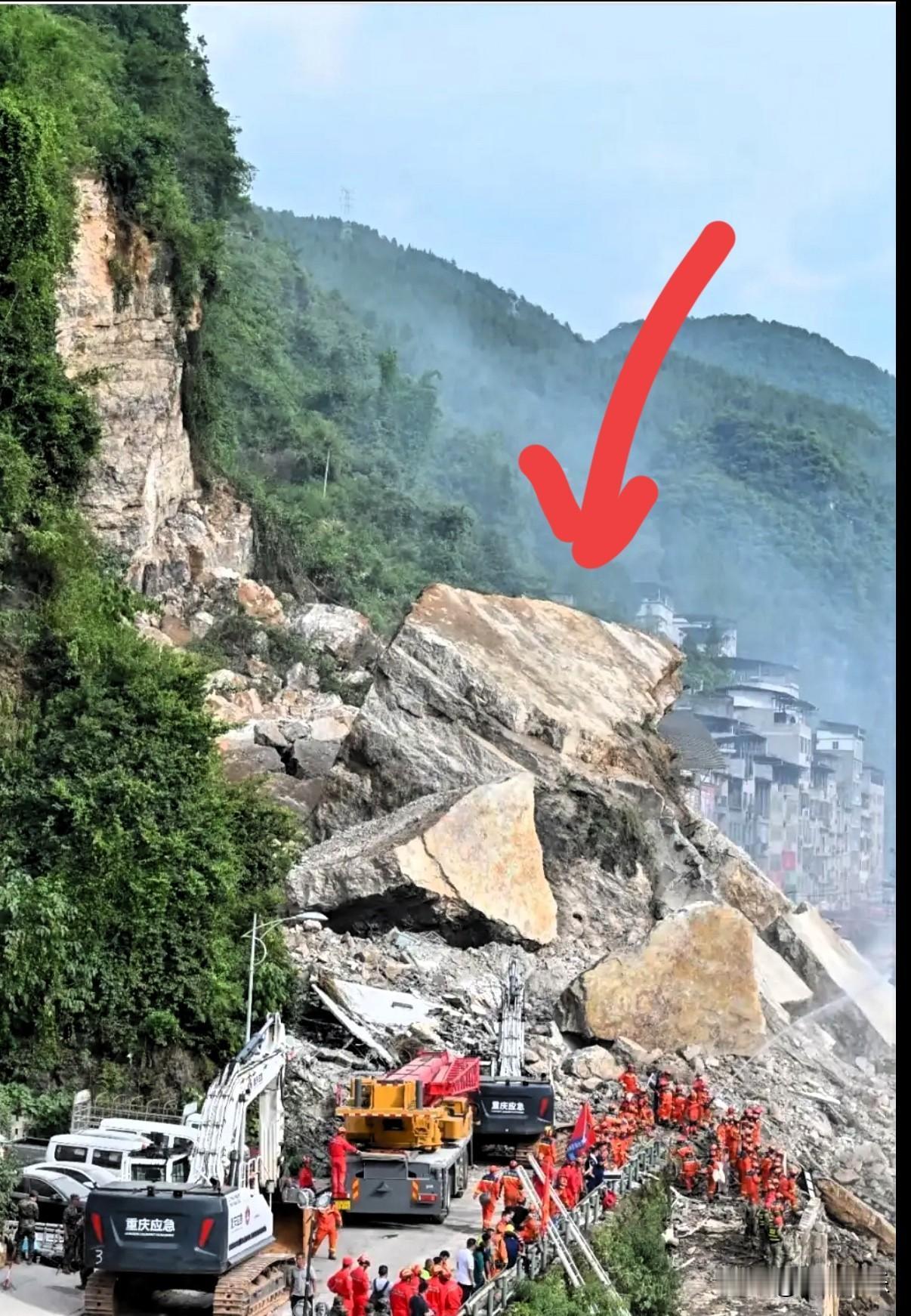 重庆山体垮塌现场的画面看得人揪心，垮落的巨型岩石体量和旁边楼房相当，沉重坚硬，挖