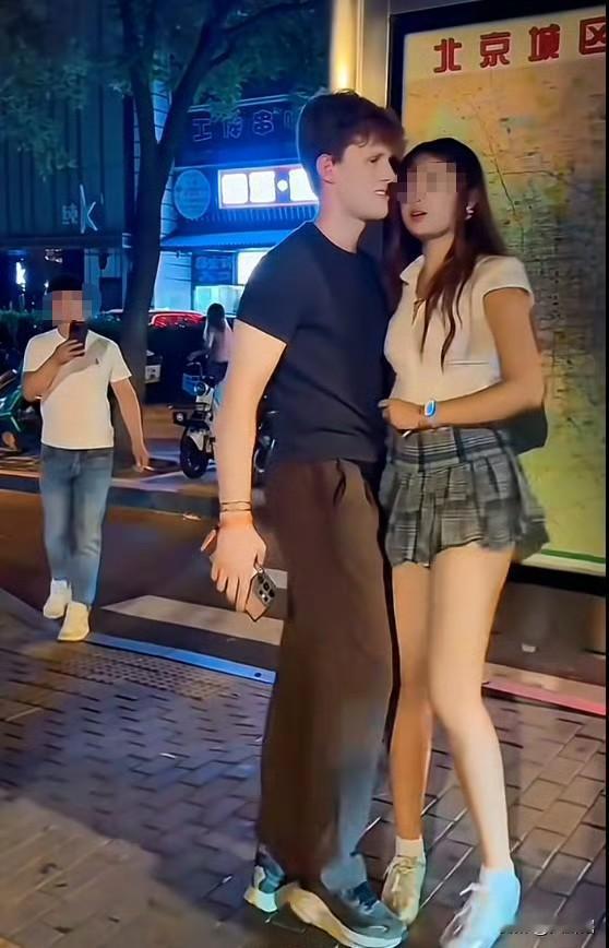 新加坡媒体报道称王水牛是海外博主的代表人物，身高1.93米，金发碧眼和中文流利。