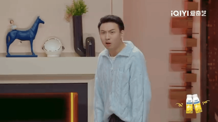 初五在喜友秀迎真财神笑不活了！鑫仔刚霸气质疑完财神真假，就被小北一句“看表”秒破