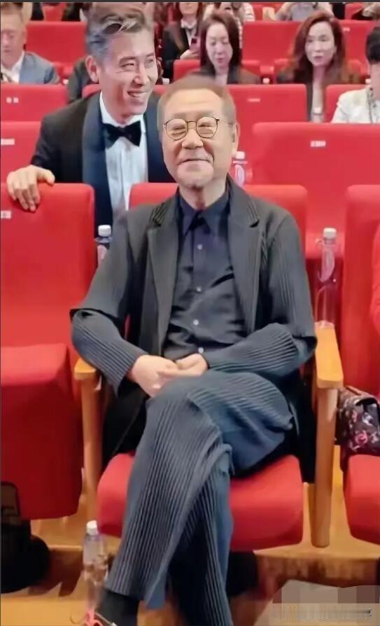 这是哪个男明星，颜值和气质跟以前大不一样了，估计十个人里只有一两个才会认出他的吧