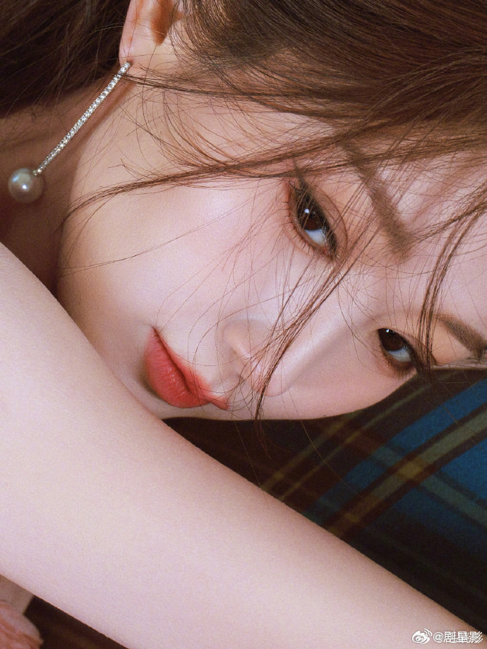 毛晓彤红尾美人鱼  毛晓彤红尾美人鱼即视感，渐变的鱼尾裙也太美了吧，仿佛就是大海