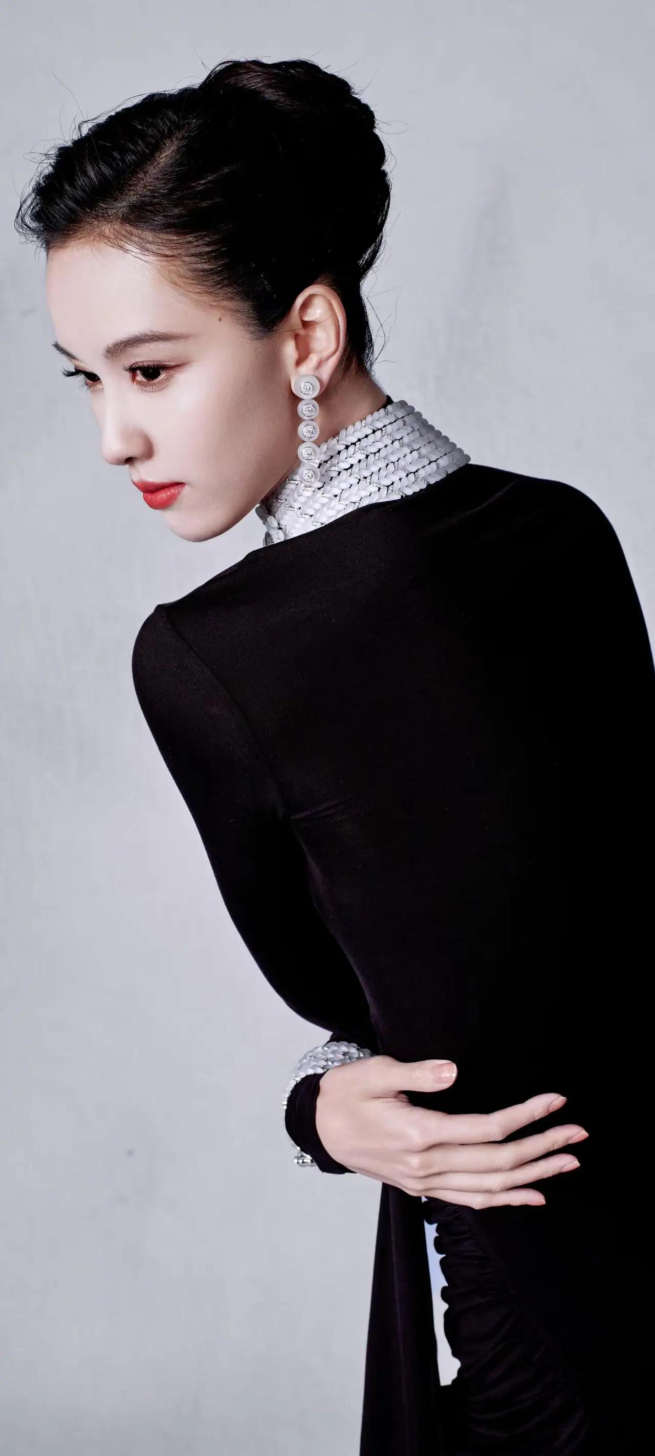 美女壁纸～陈都灵，墨色衣袍裹着温婉身姿，玉质钻饰轻垂耳畔、缠绕腕间。复古盘发衬出