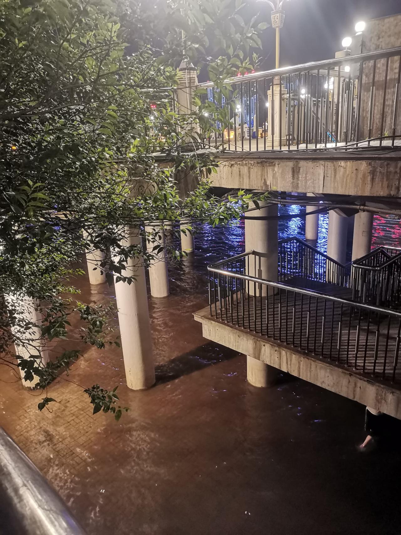 6月27号，坐标吉林市，只见松花江涨水，江边的栈道都被淹没了，夜晚十分凉爽。
