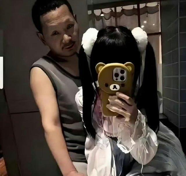 看第一张还以为白菜被猪拱了，看完第二张就不这么觉得了 ，觉得白菜🥬就是喂猪的。