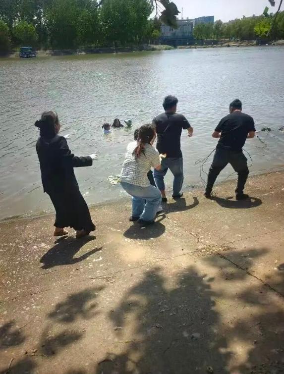 盐城青年路通榆河露营地近期多次发生落水状况，市民质疑该网红营地安全防护严重缺失。
