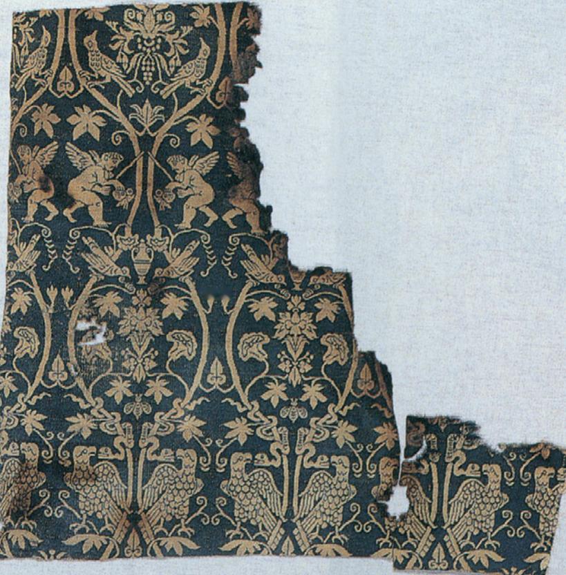 1995年新疆尉犁县营盘墓地出土汉晋时期罗马风格的羊毛织品，上面的是古希腊神话的