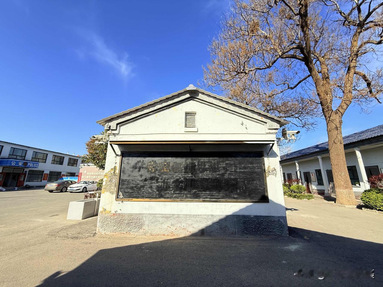 石家庄藁城九门乡政府办公区所在地被网友们誉为最美最朴素的乡镇政府大院。据了解，该