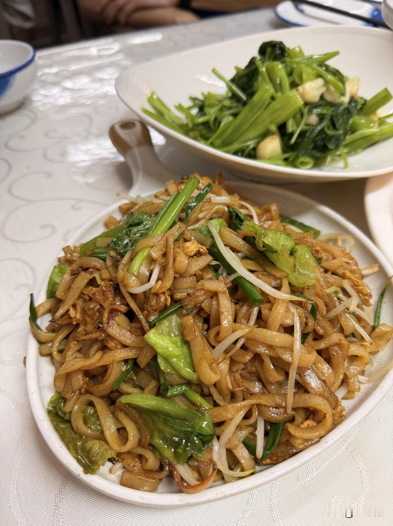 来三亚吃啥，我喜欢三亚的早饭可以去尝本地人爱去的老旧小店吃海南粉、抱罗粉、港门粉