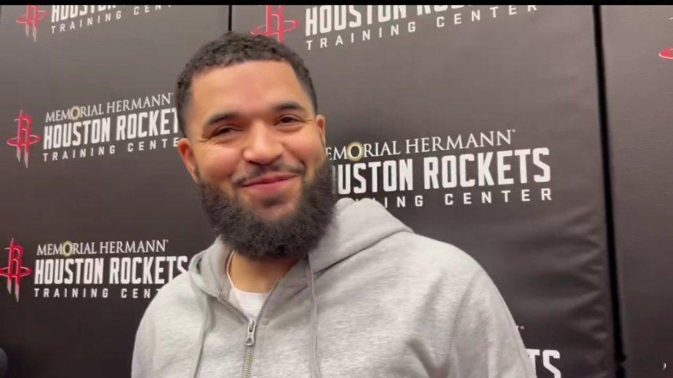 范弗利特伤后首次采访，谈到在他缺阵期间更多担任控卫的谢帕德和阿门时表示：