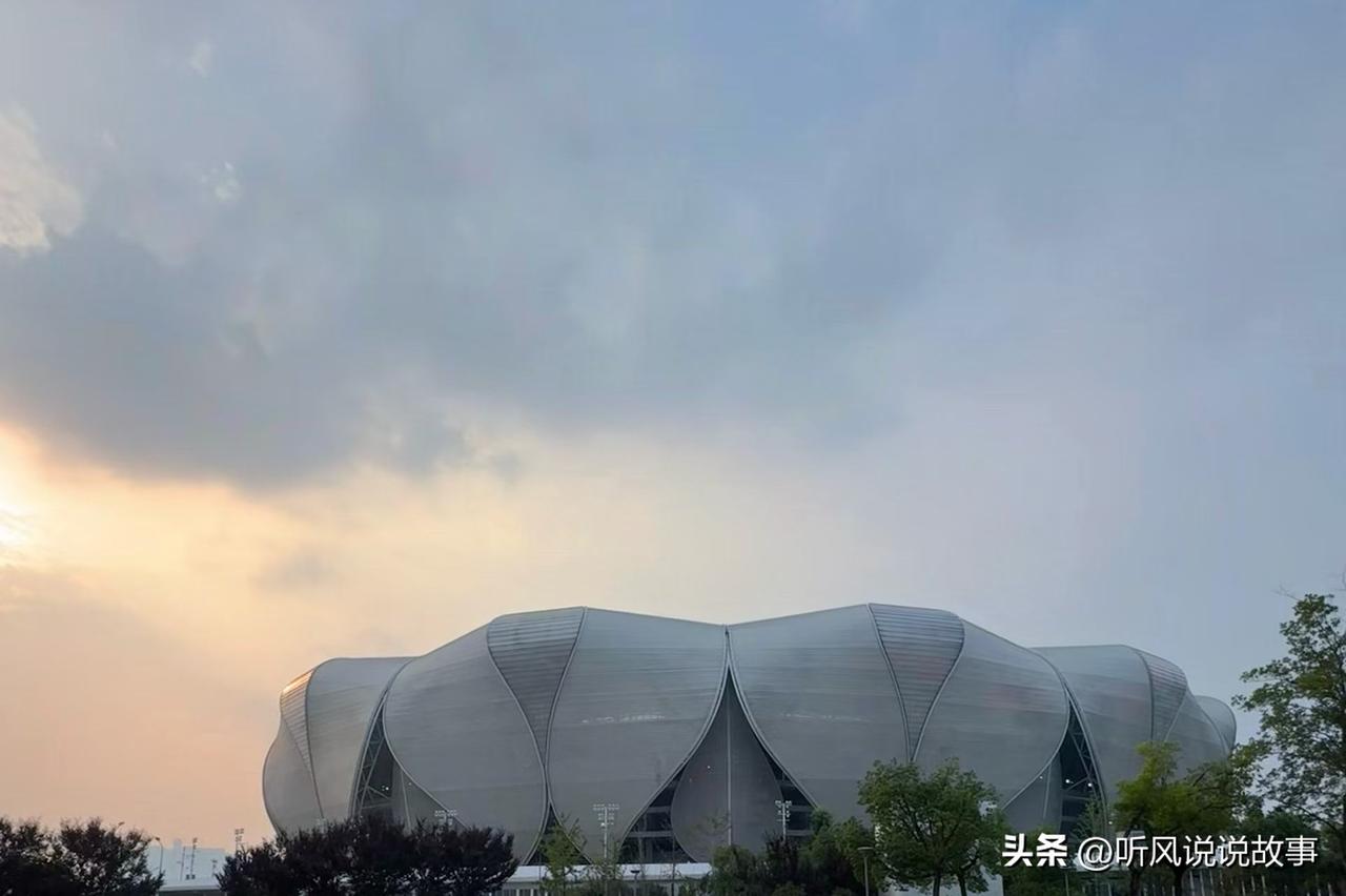 ❤️微信AI"小微"上线>，13亿流量池正在重构入口，目前部分用户微信主界面左上