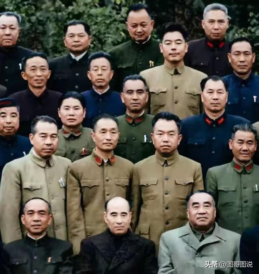 我敢打赌，这张珍贵的照片中，如果你能认出五个人就绝对是高手了，我只认出了朱老总和
