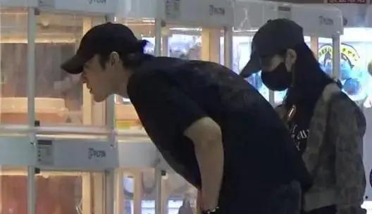 最近娱乐圈又曝出了新恋情！来自新疆的演员哈妮克孜被曝出与一男子牵手约会，看起来两