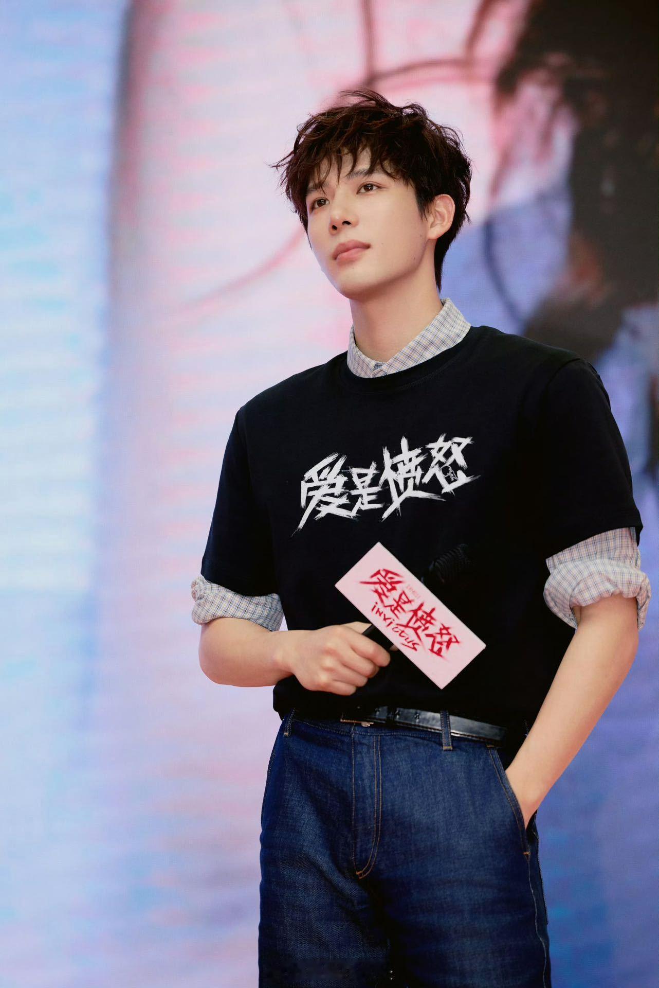 王安宇cue沈腾名台词爱是愤怒 谁懂啊家人们，王安宇路演三句话不离沈腾！从《飞驰