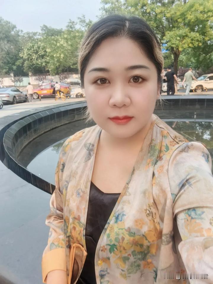 夏日穿搭指南：花色外套+黑色内搭，清新自然，元气满满！🌸💕