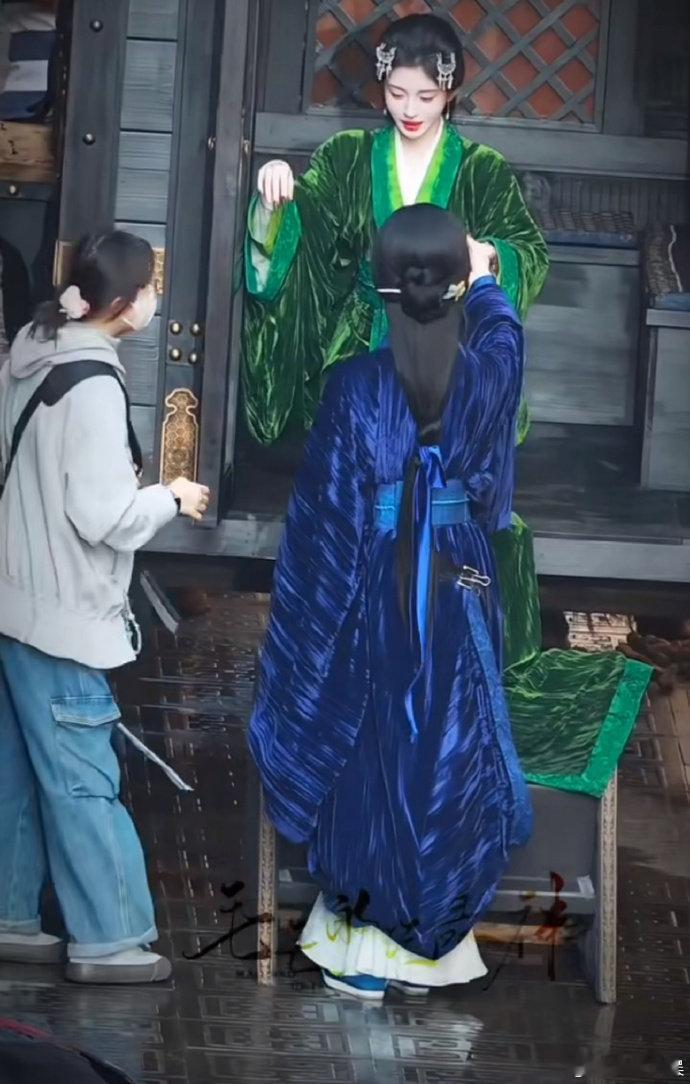 陈都灵扶鞠婧祎下马车陈都灵扶鞠婧祎下马车路透 陈都灵扶鞠婧祎下马车路透，谁懂这个