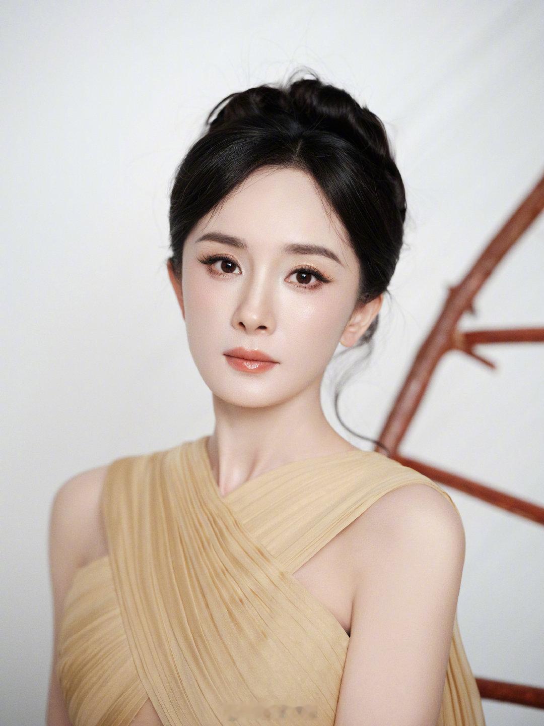 杨幂祖海穆拉高定杨幂 祖海女王杨幂今天这一身搭配让人眼前一亮，祖海穆拉2025的