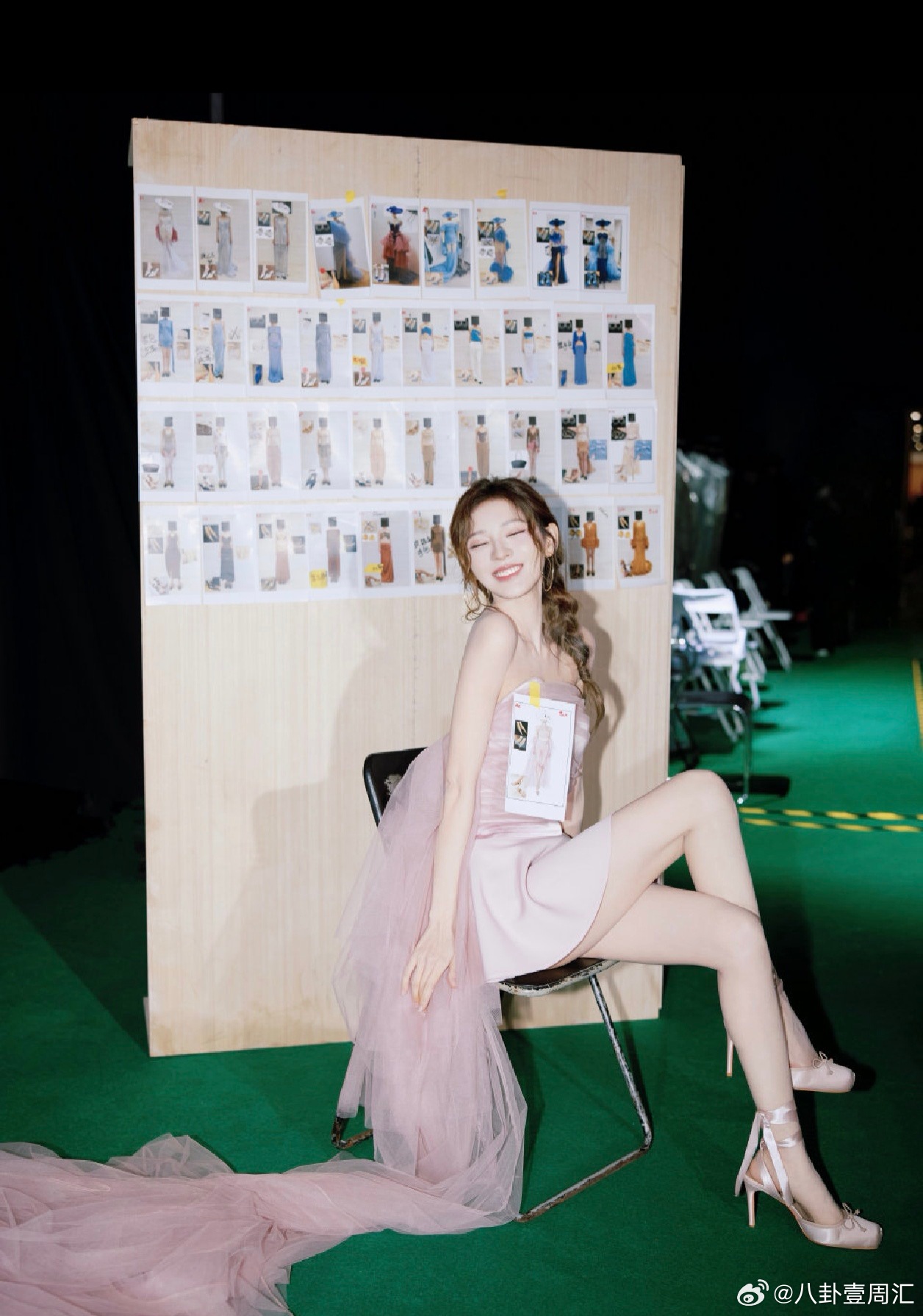 看她和毕雯珺在巴黎街头卖货，遇到老外砍价，她拽着毕雯珺袖子小声说“你跟他说嘛”，