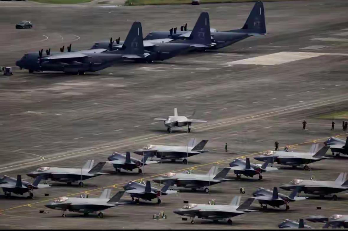 突发！美军凌晨突袭委内瑞拉 马杜罗被活捉带离 首都火光映天。

此次袭击波及加拉