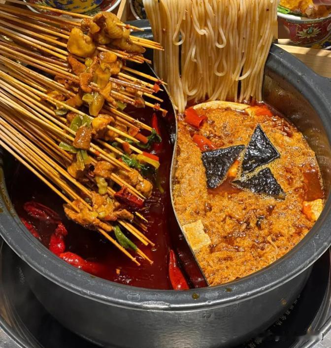 一个比一个精！回了趟娘家，弟媳说好久没吃火锅了，要不咱们一大家子去吃火锅，老公问