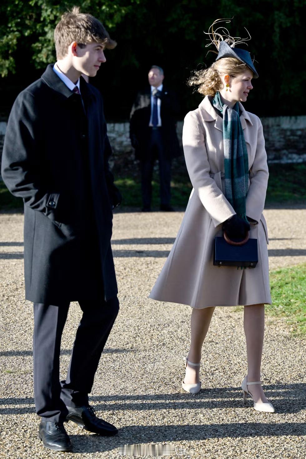 穿我的衣服吧 前两天在圣诞弥撒上，英国露易丝小姐（爱德华王子的闺女）穿的驼色大衣